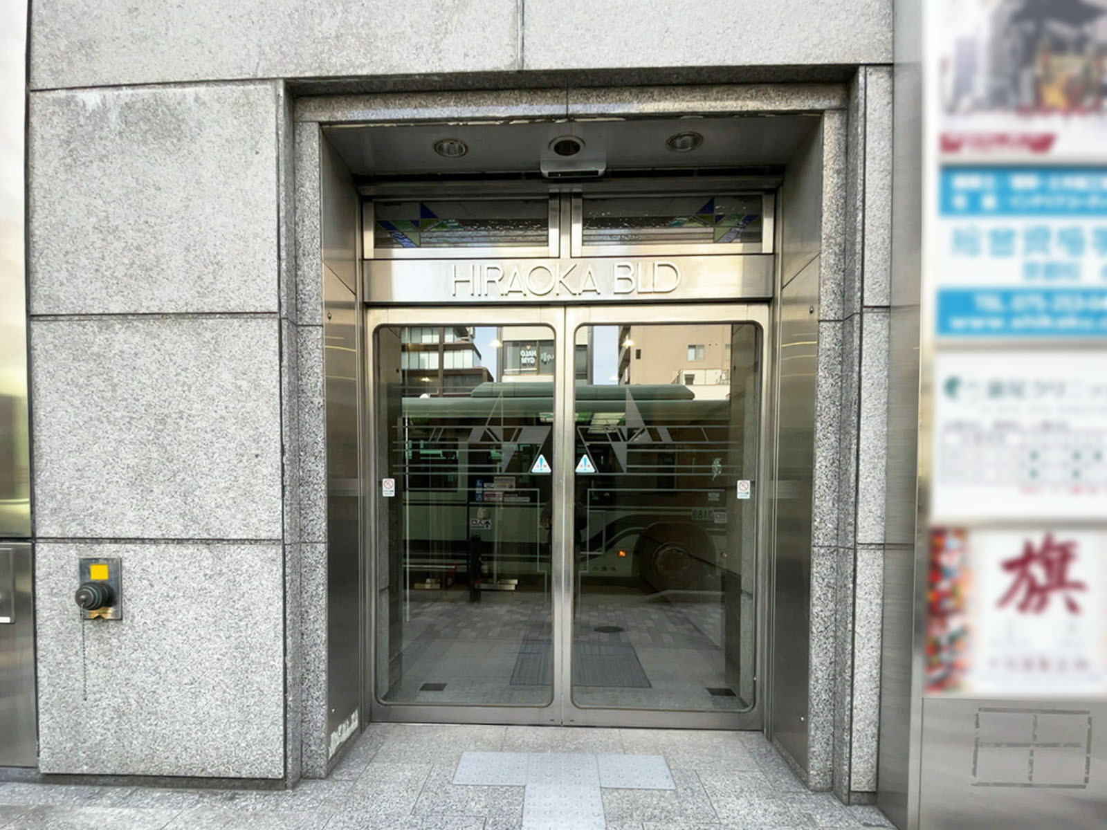 オフィスビル出入口
