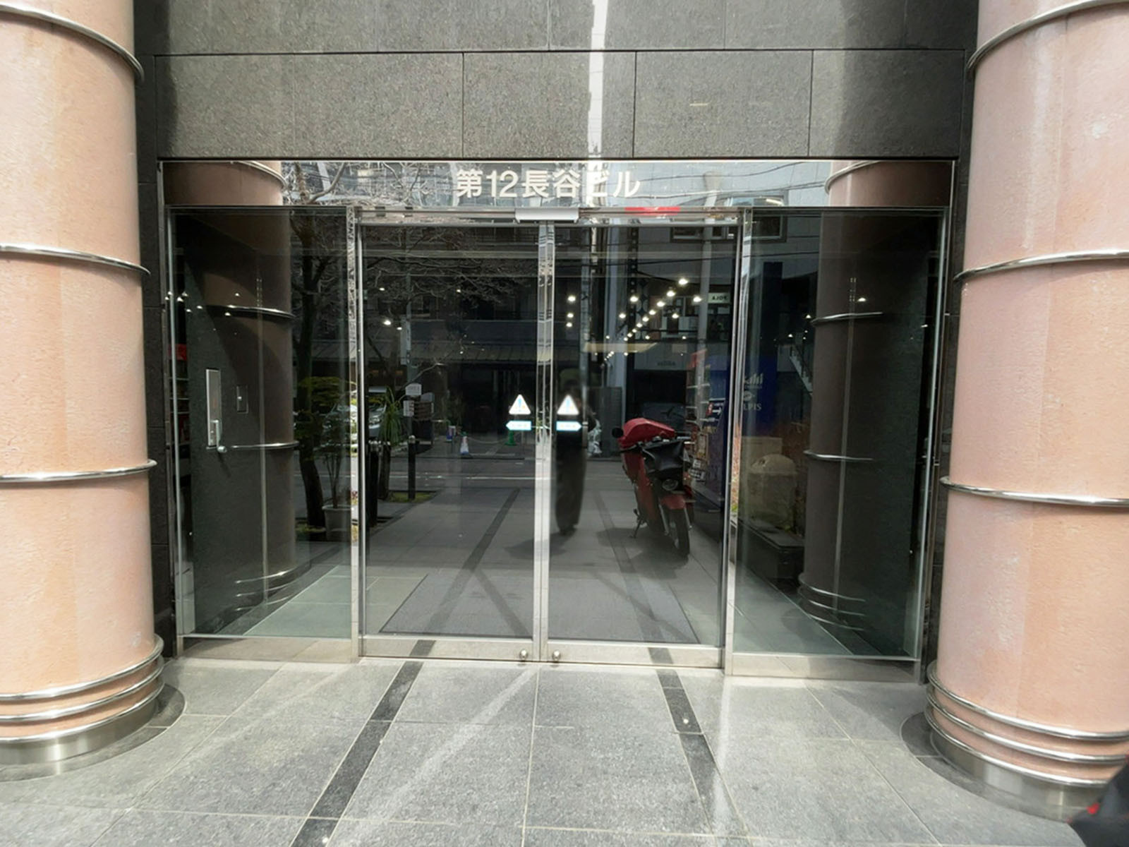 オフィスビル出入口