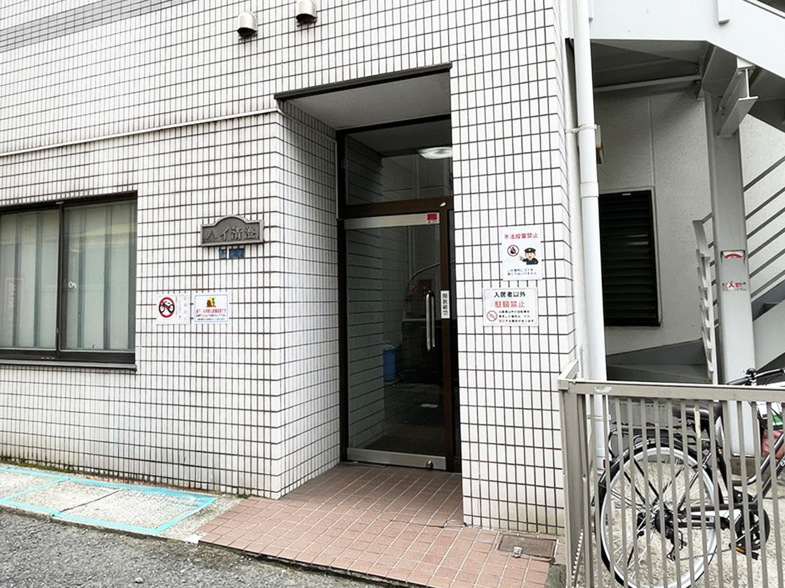 オフィスビル出入口