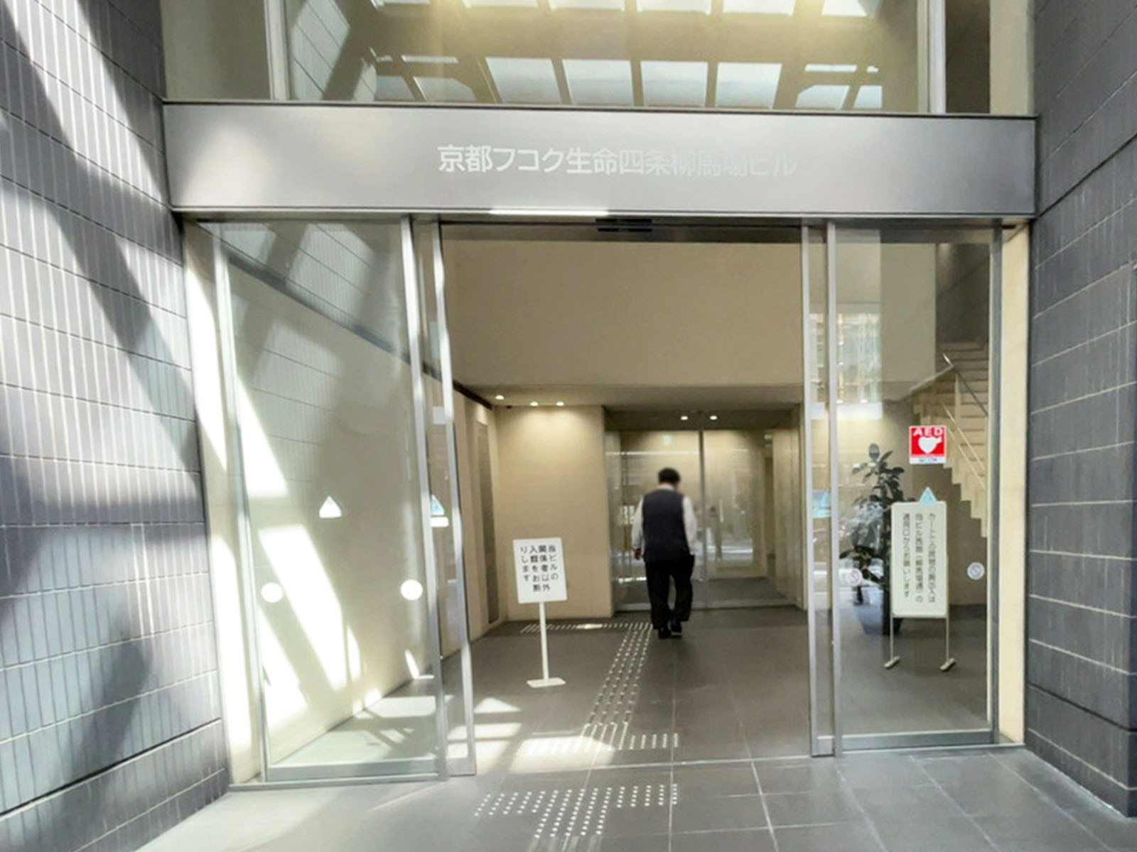 オフィスビル出入口