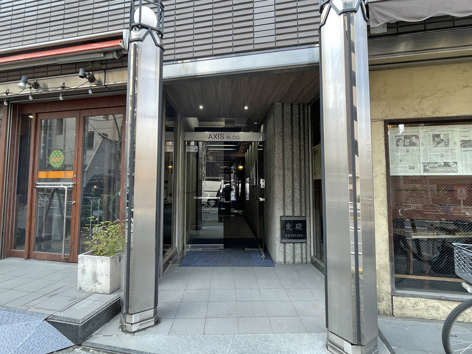 オフィスビル出入口
