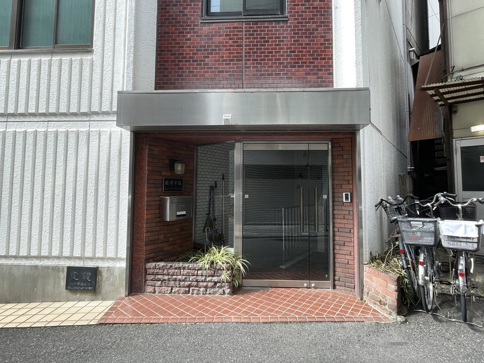 オフィスビル出入口