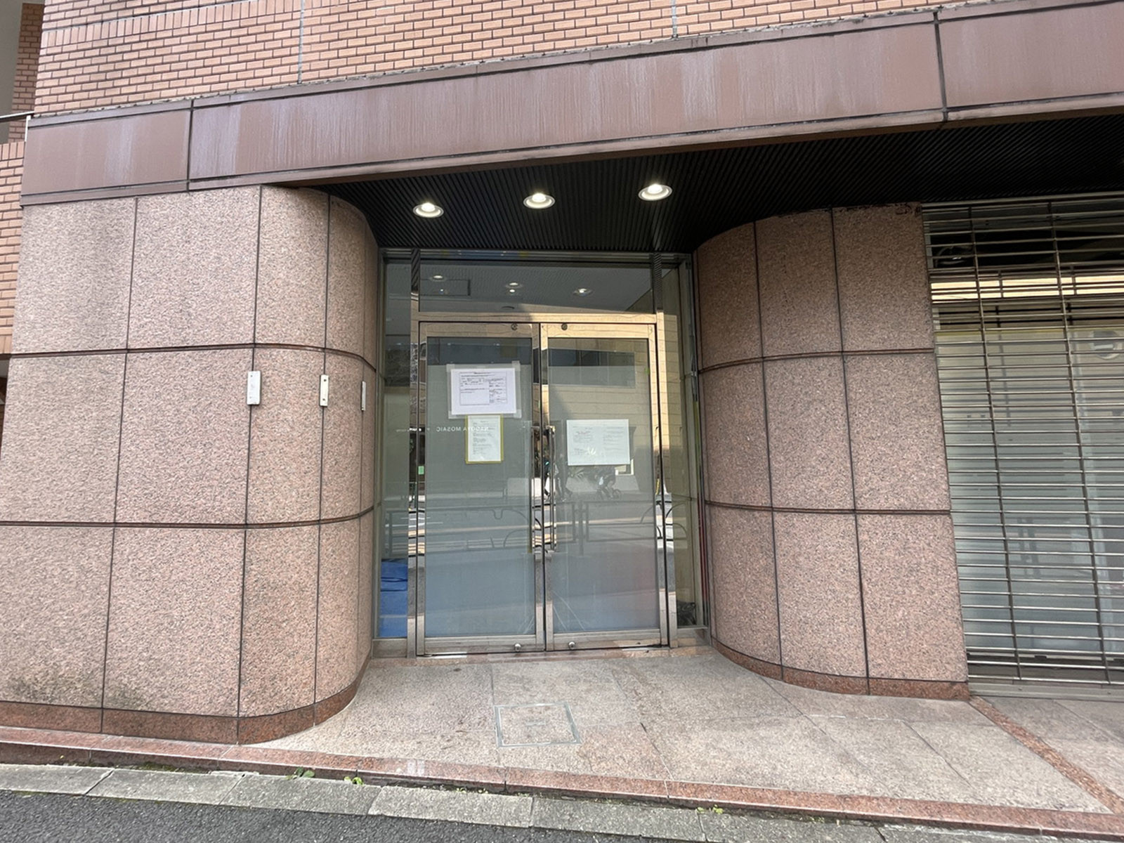 オフィスビル出入口