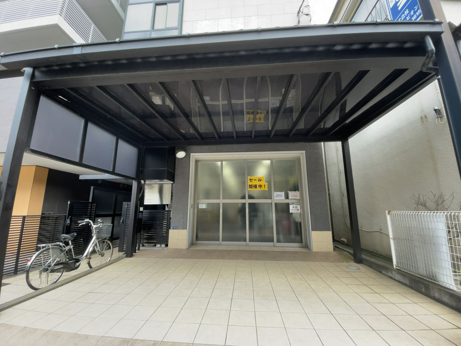 1階テナント出入り口
