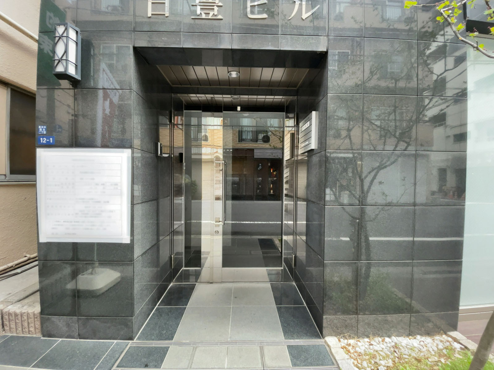 オフィスビル出入口