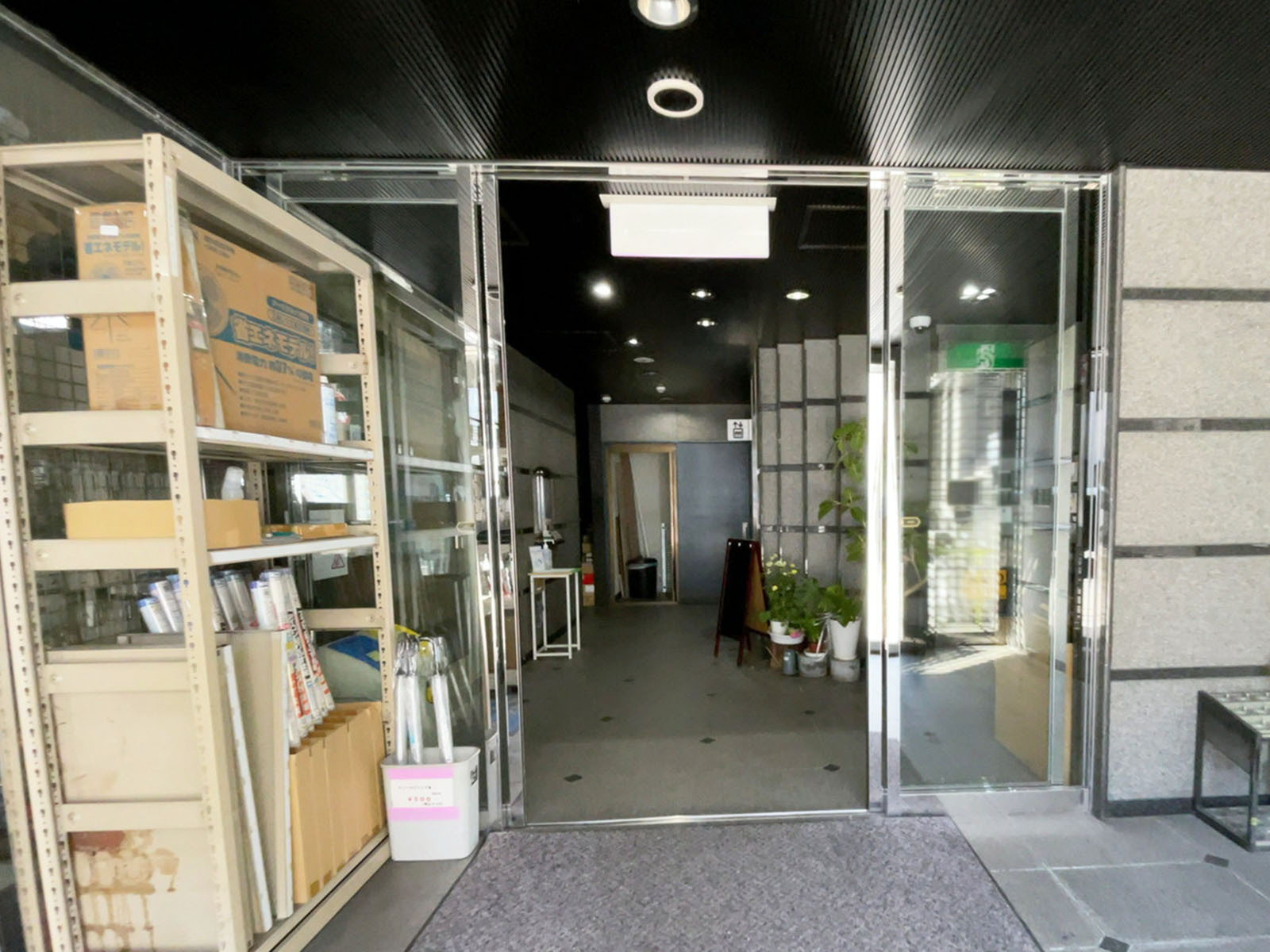 オフィスビル出入口