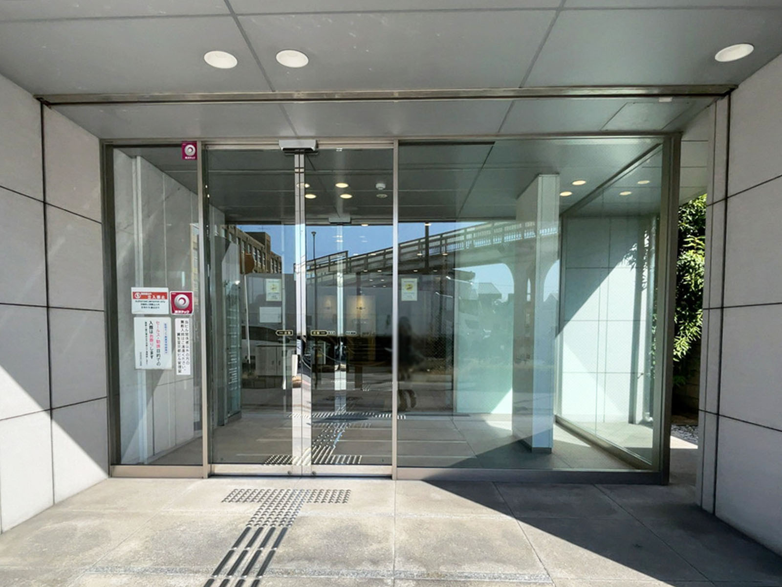 オフィスビル出入口