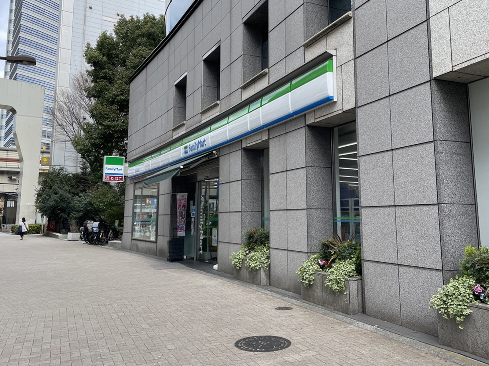 1階のファミリーマート 初台交差点前店