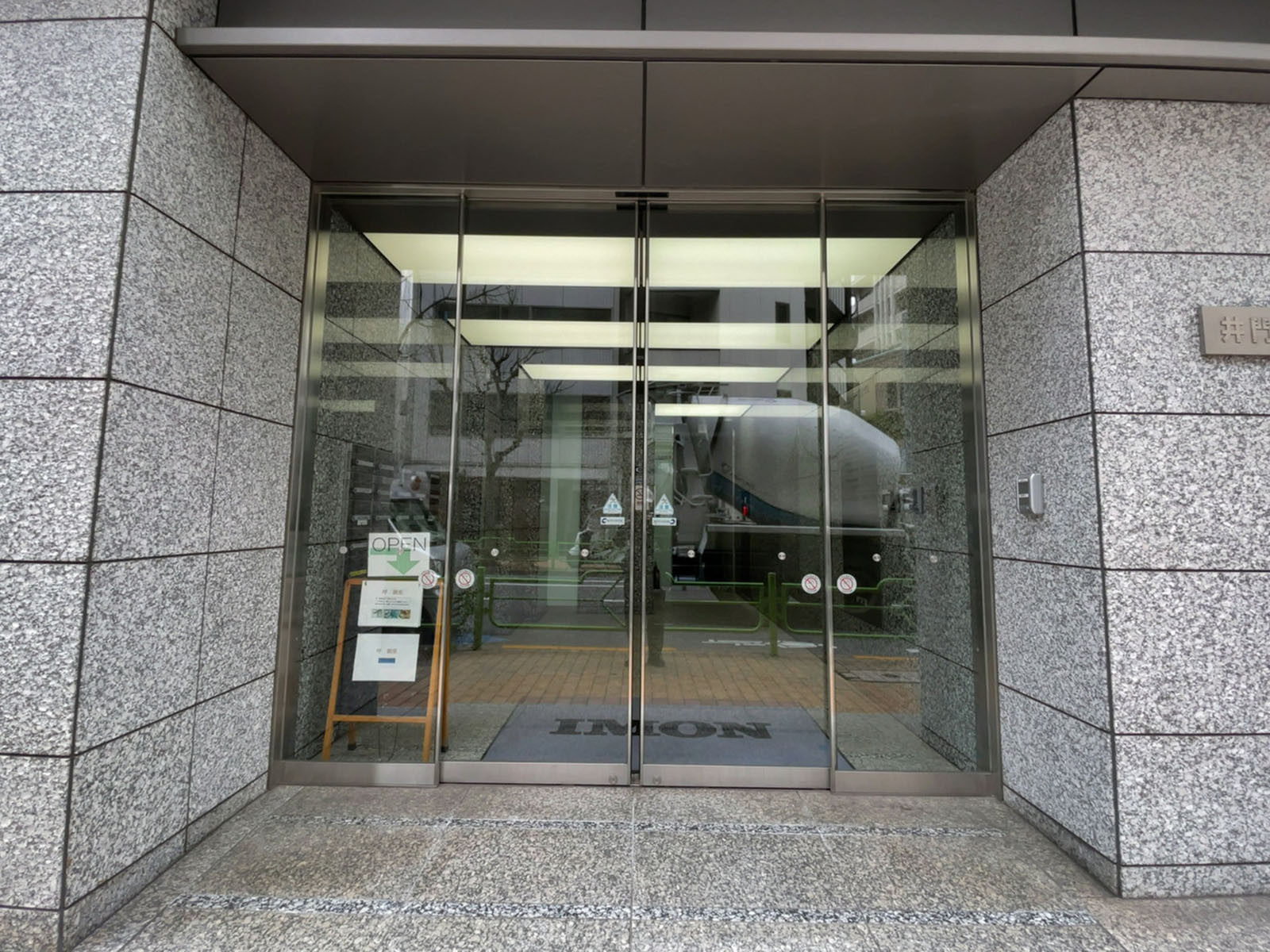 オフィスビル出入口