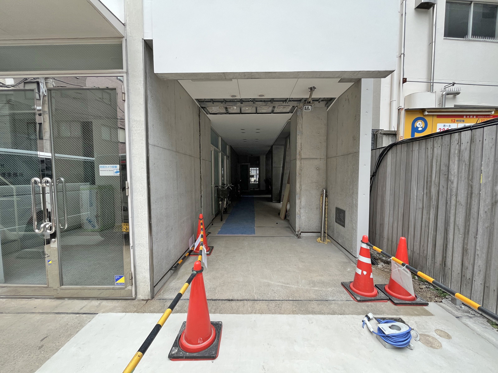 オフィスビル出入口