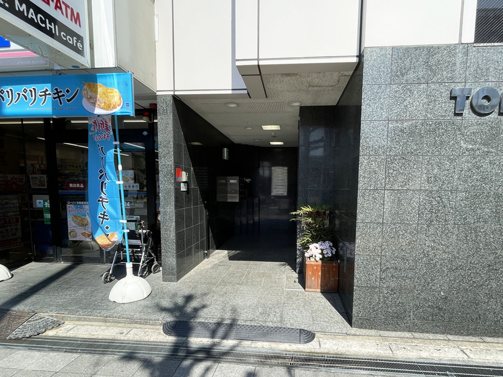 オフィスビル出入口