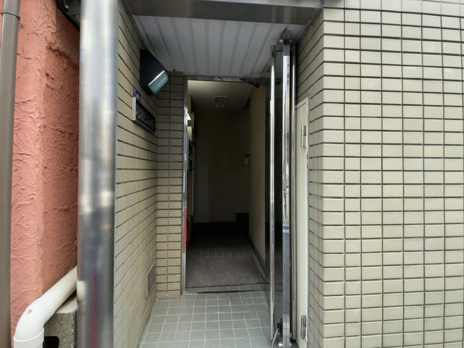 オフィスビル出入口