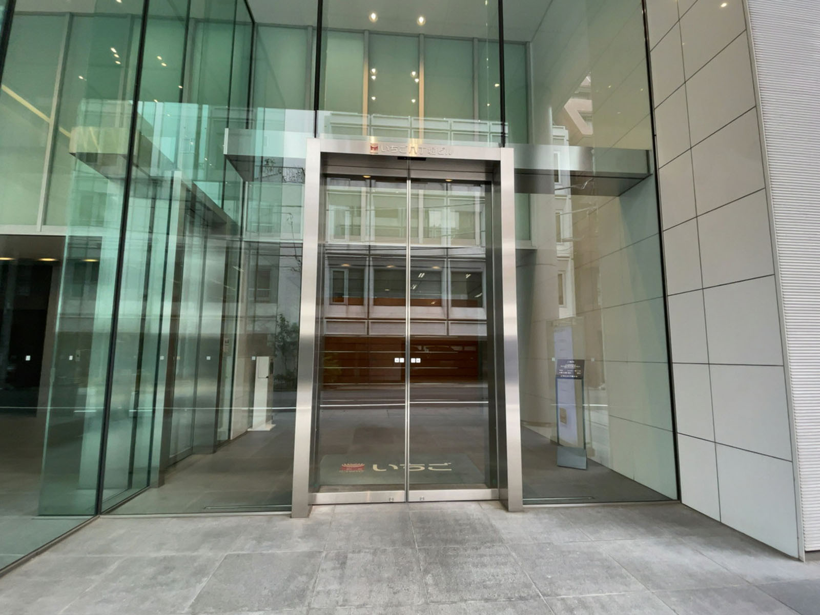 オフィスビル出入口