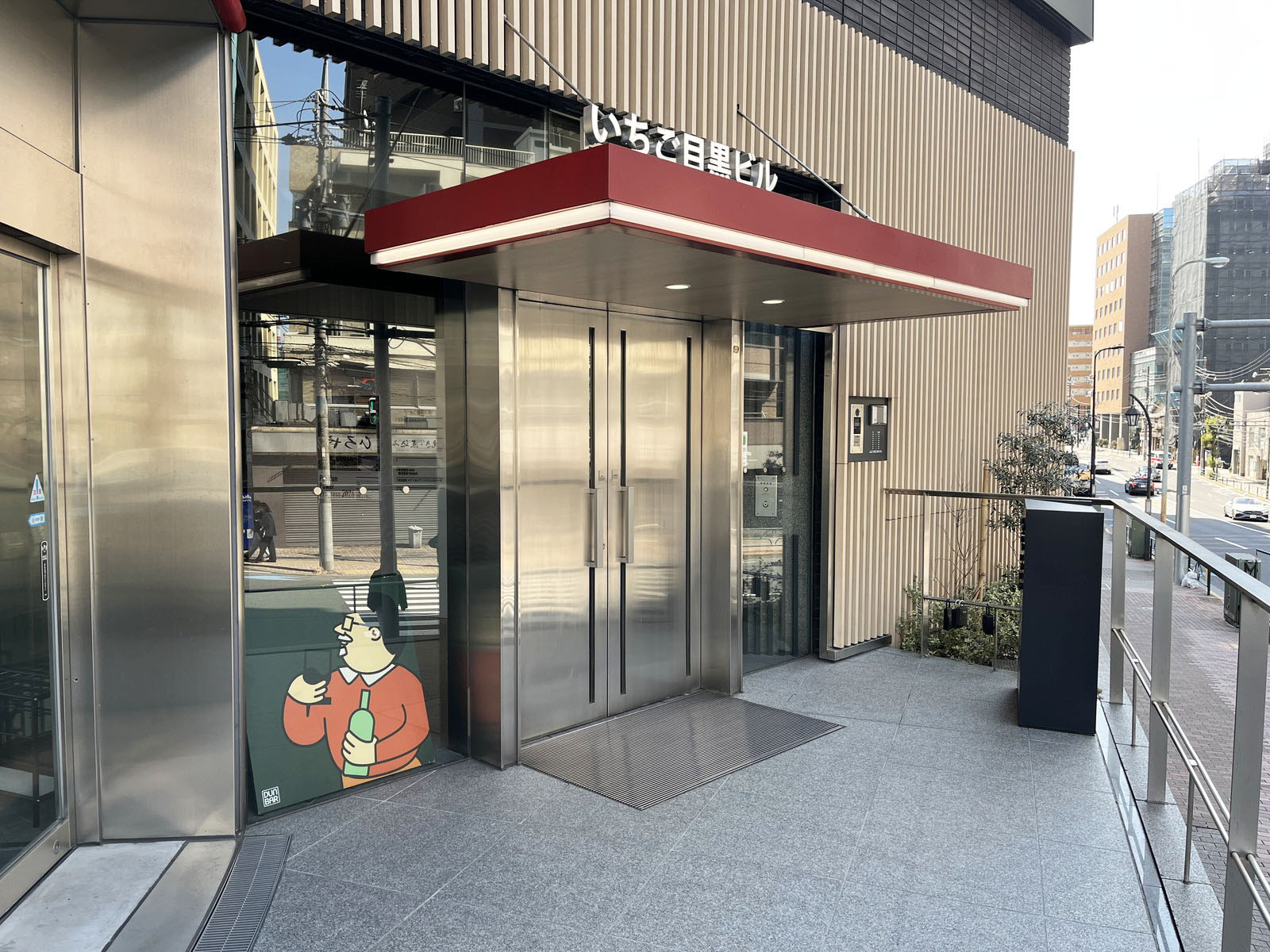 オフィスビル出入口
