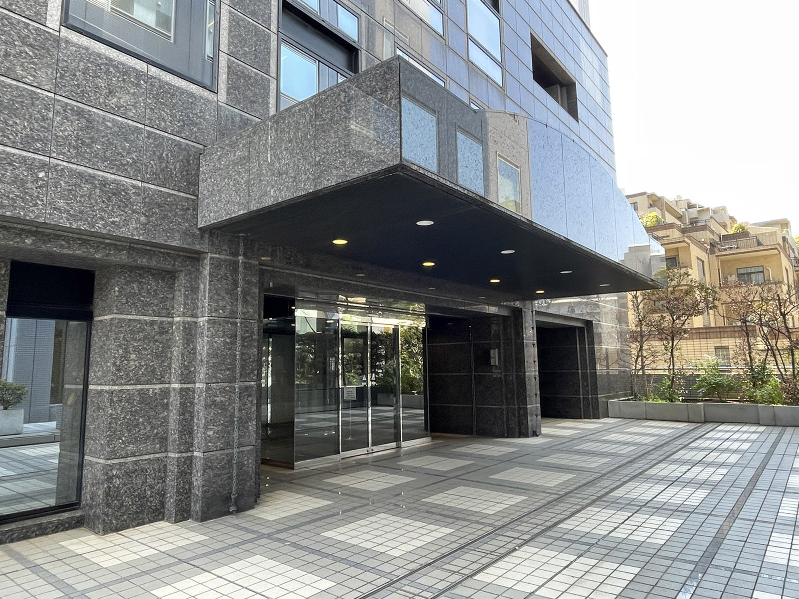 オフィスビル出入口