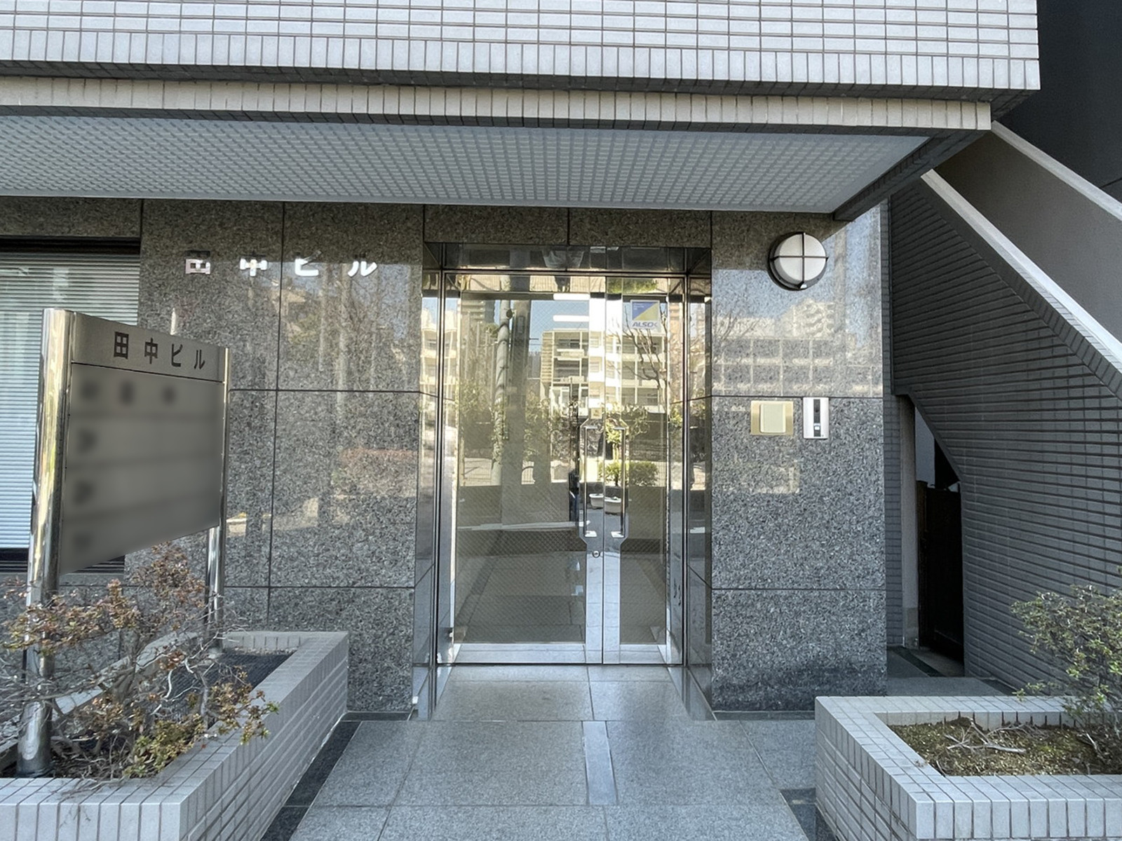 オフィスビル出入口