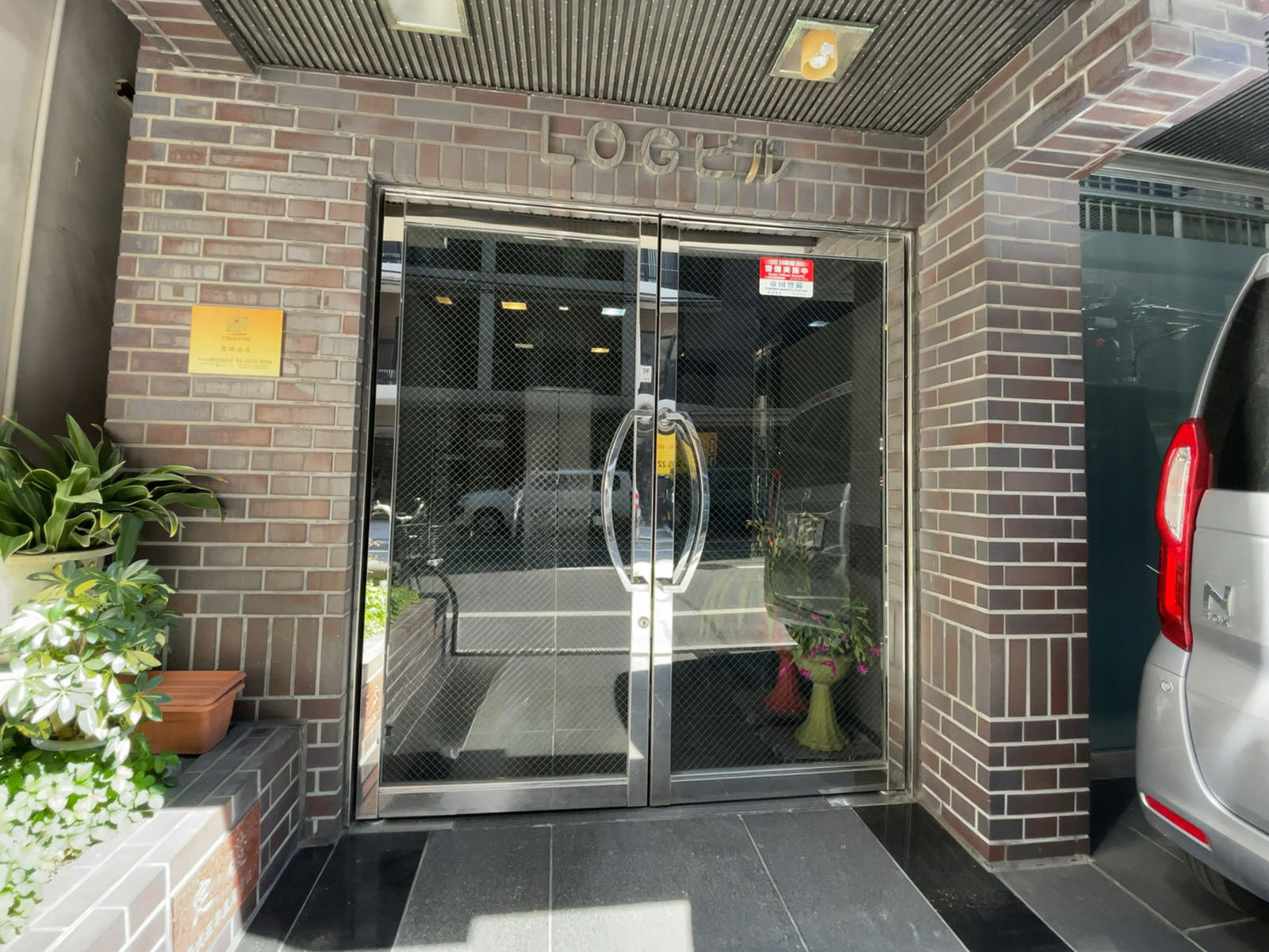 オフィスビル出入口