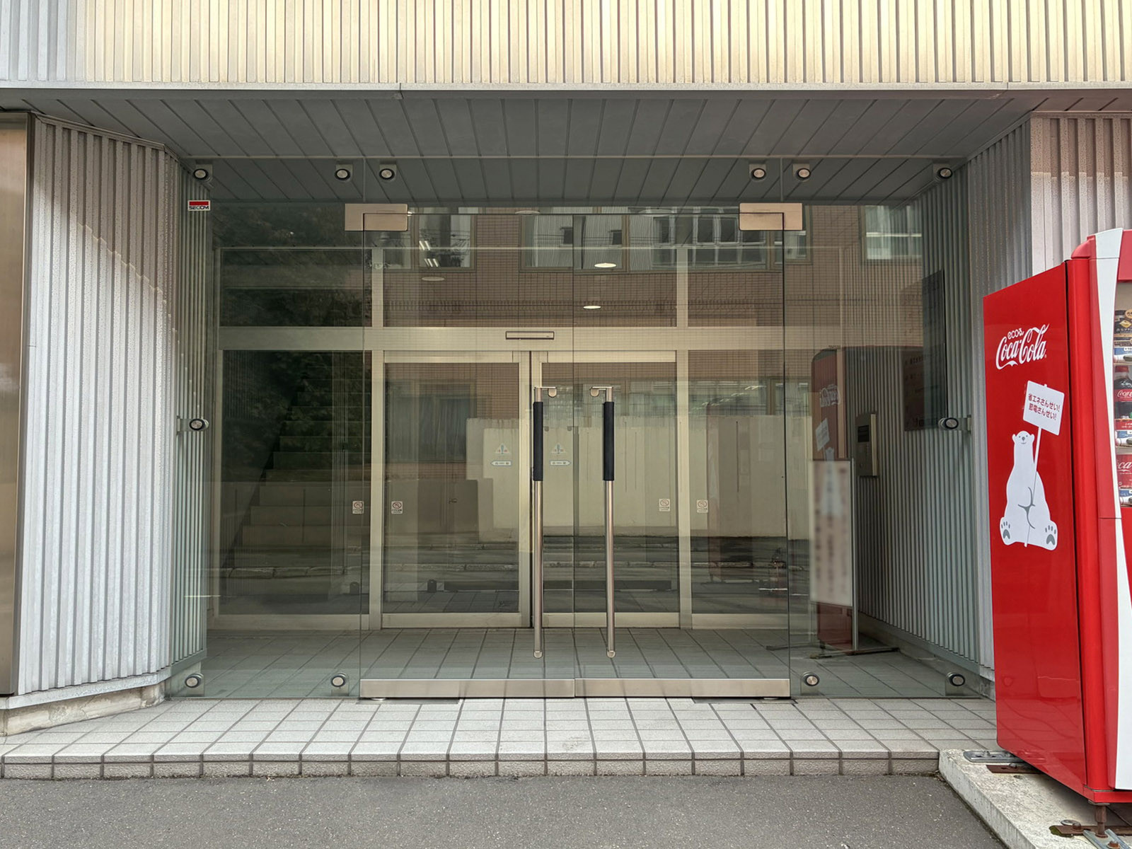 オフィスビル出入口