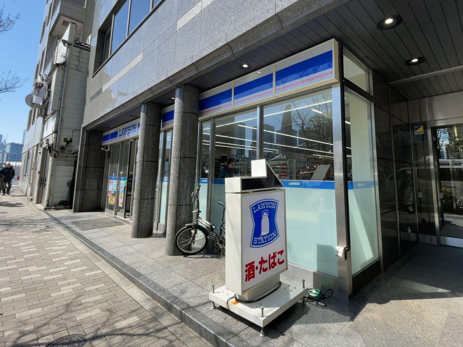 1階のローソン 築地六丁目店