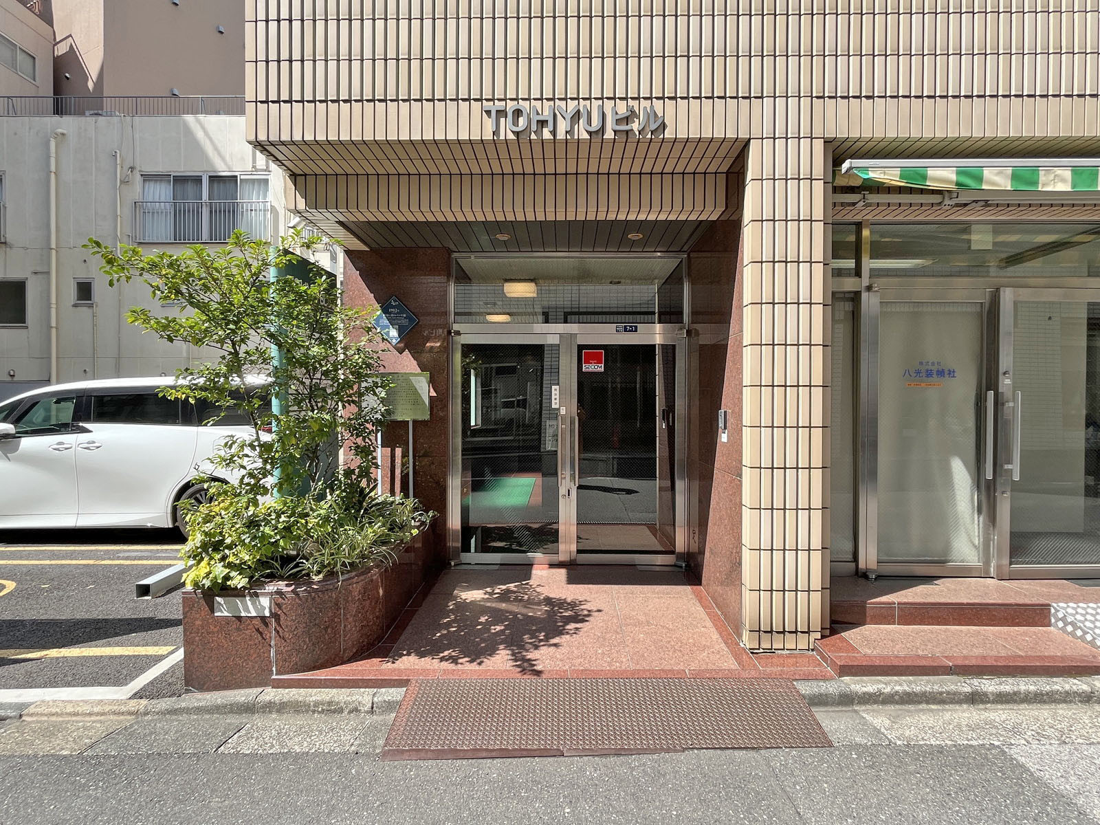 オフィスビル出入口
