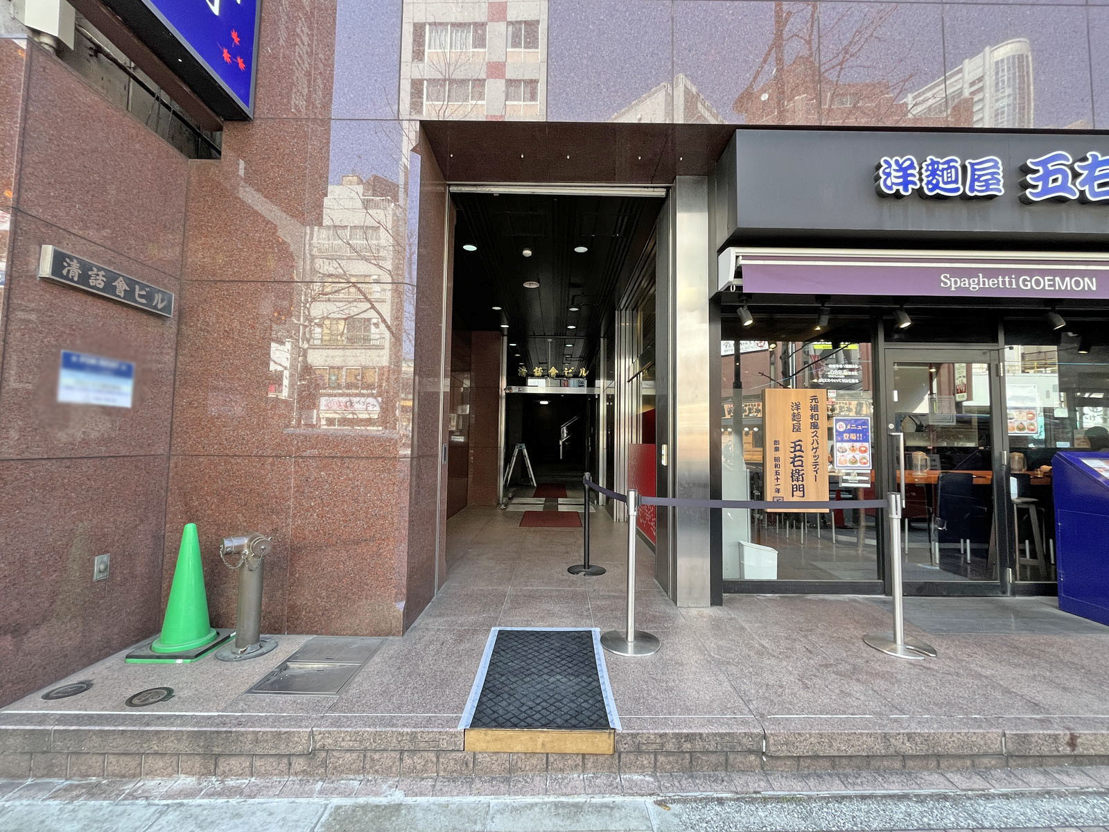 オフィスビル出入口