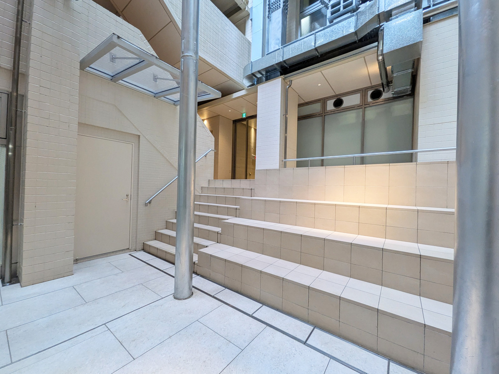 A棟B棟間の広場