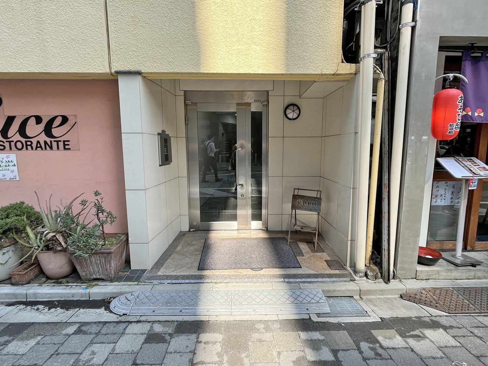 オフィスビル出入口