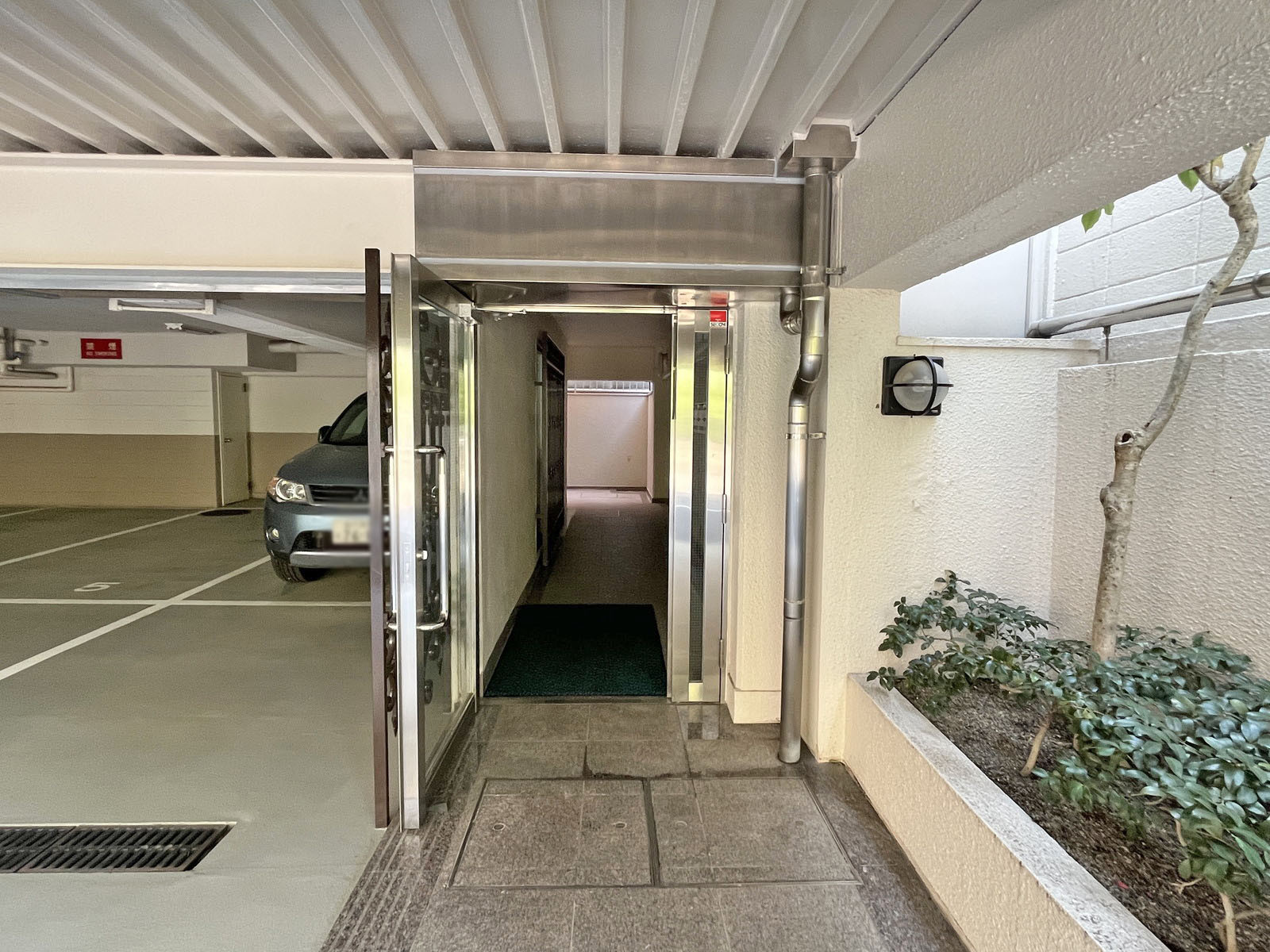 オフィスビル出入口