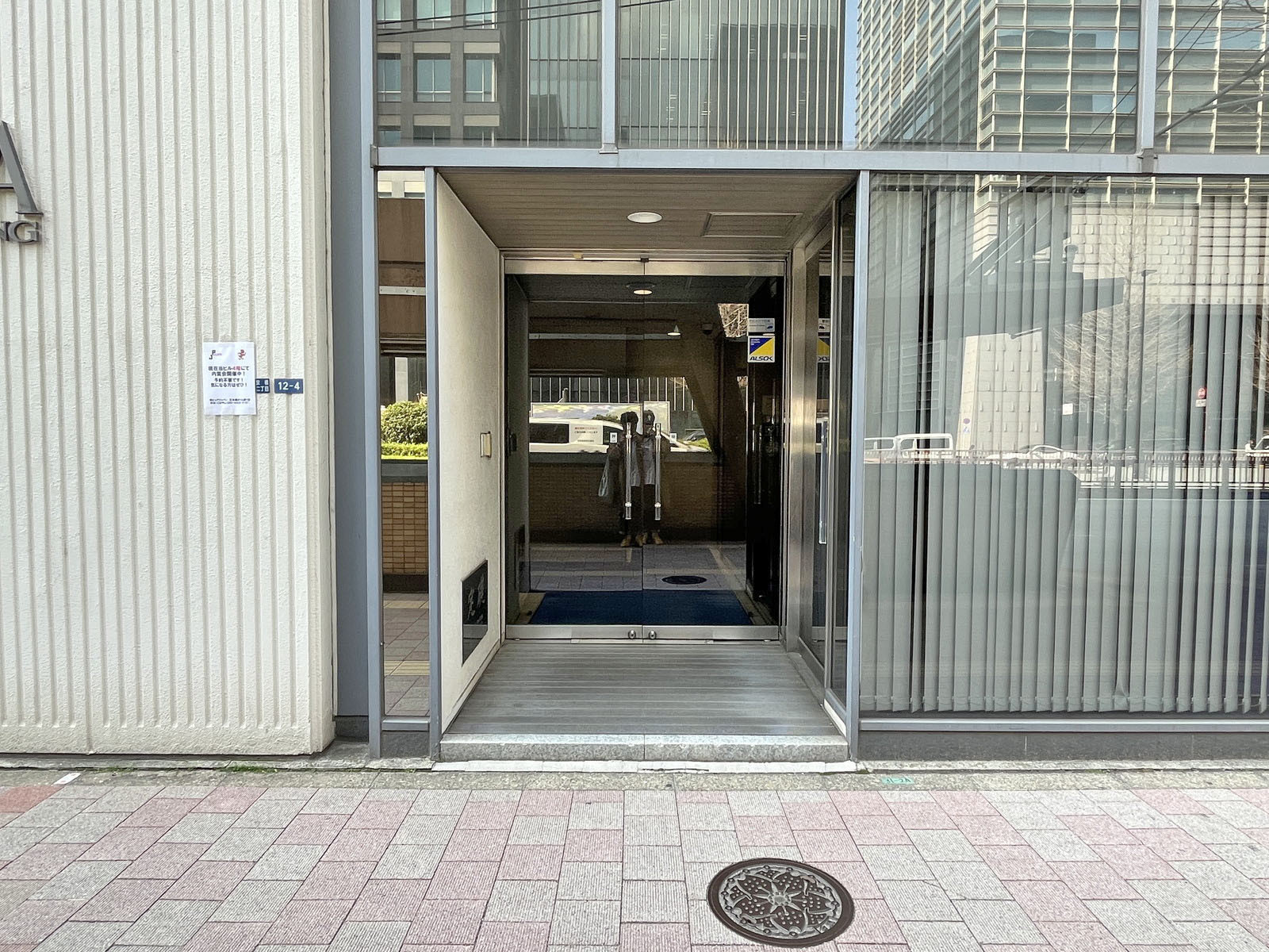 オフィスビル出入口