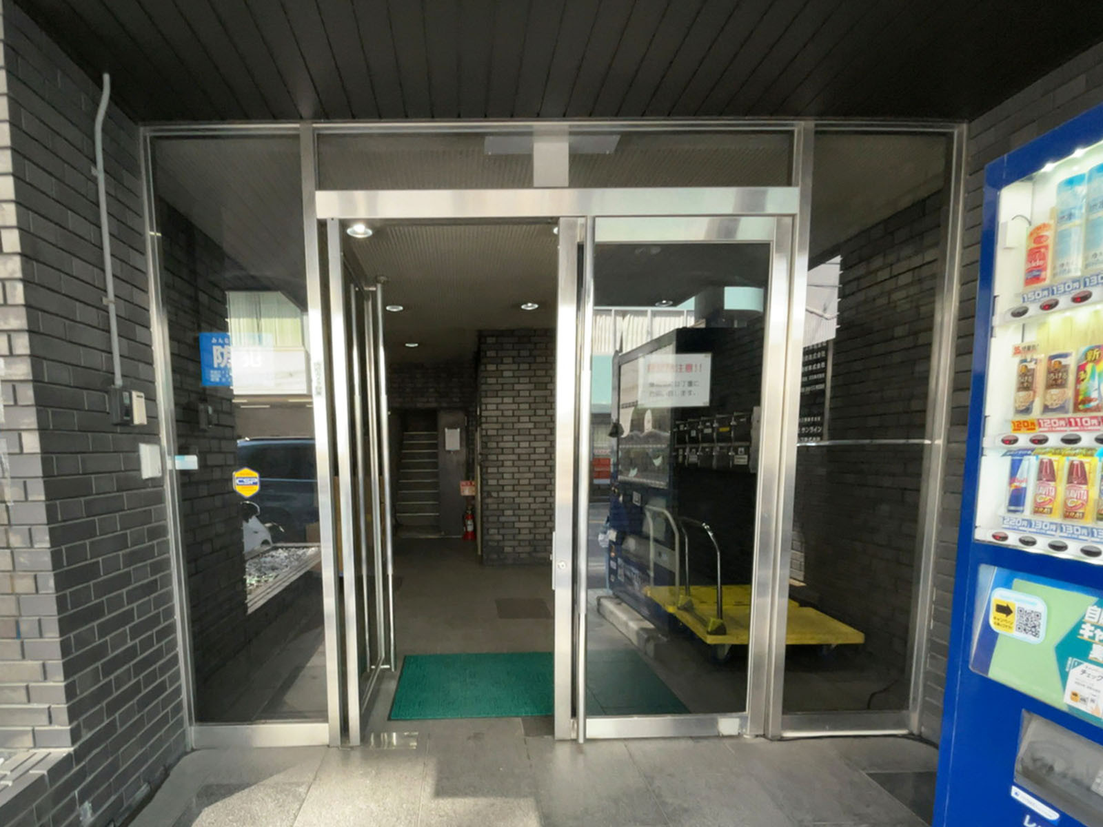 オフィスビル出入口