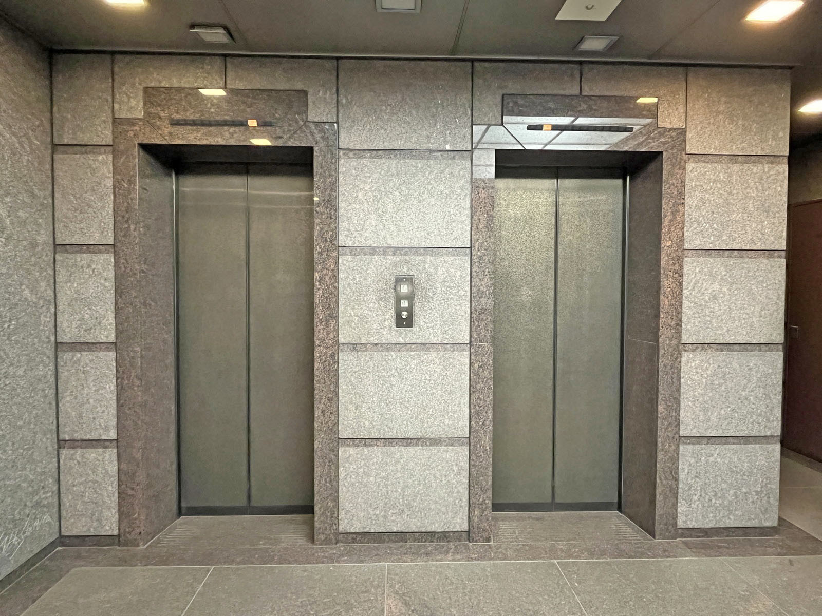 エレベーター(2基)