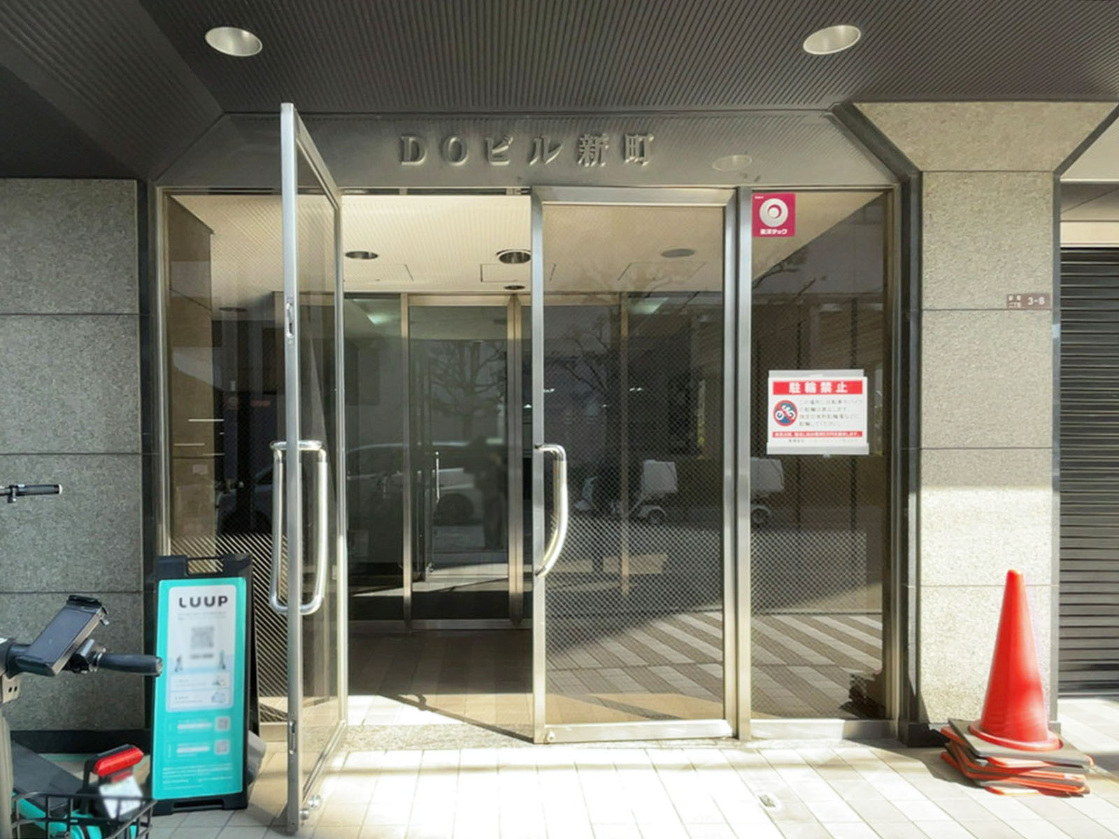 オフィスビル出入口