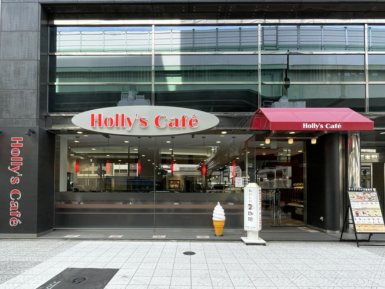 1階のホリーズカフェ 阿波座店