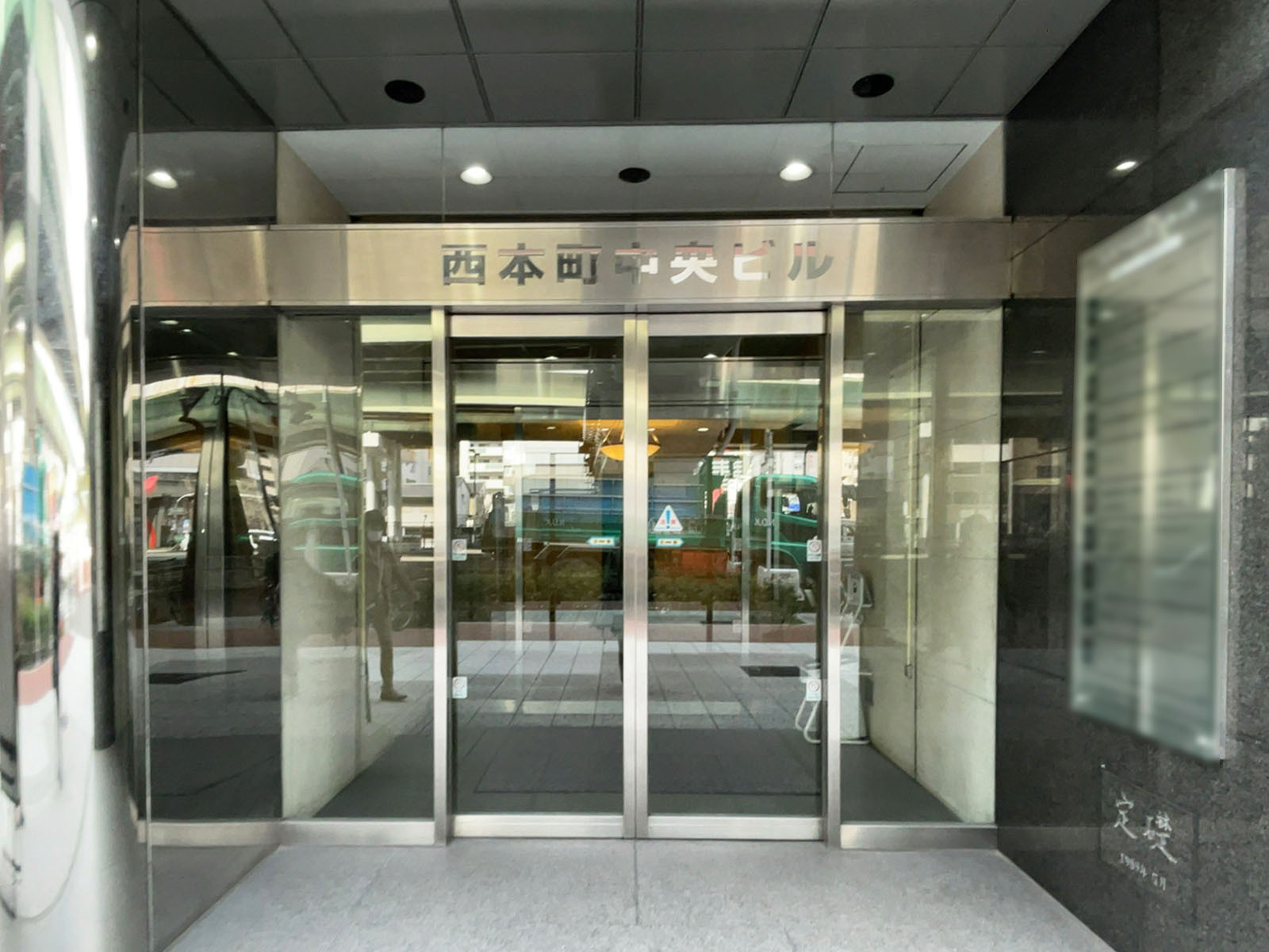 オフィスビル出入口