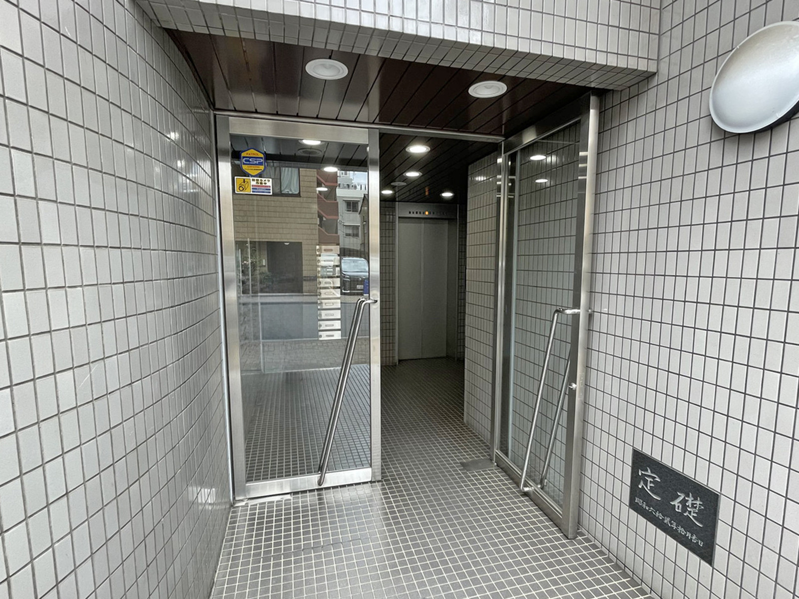 オフィスビル出入口