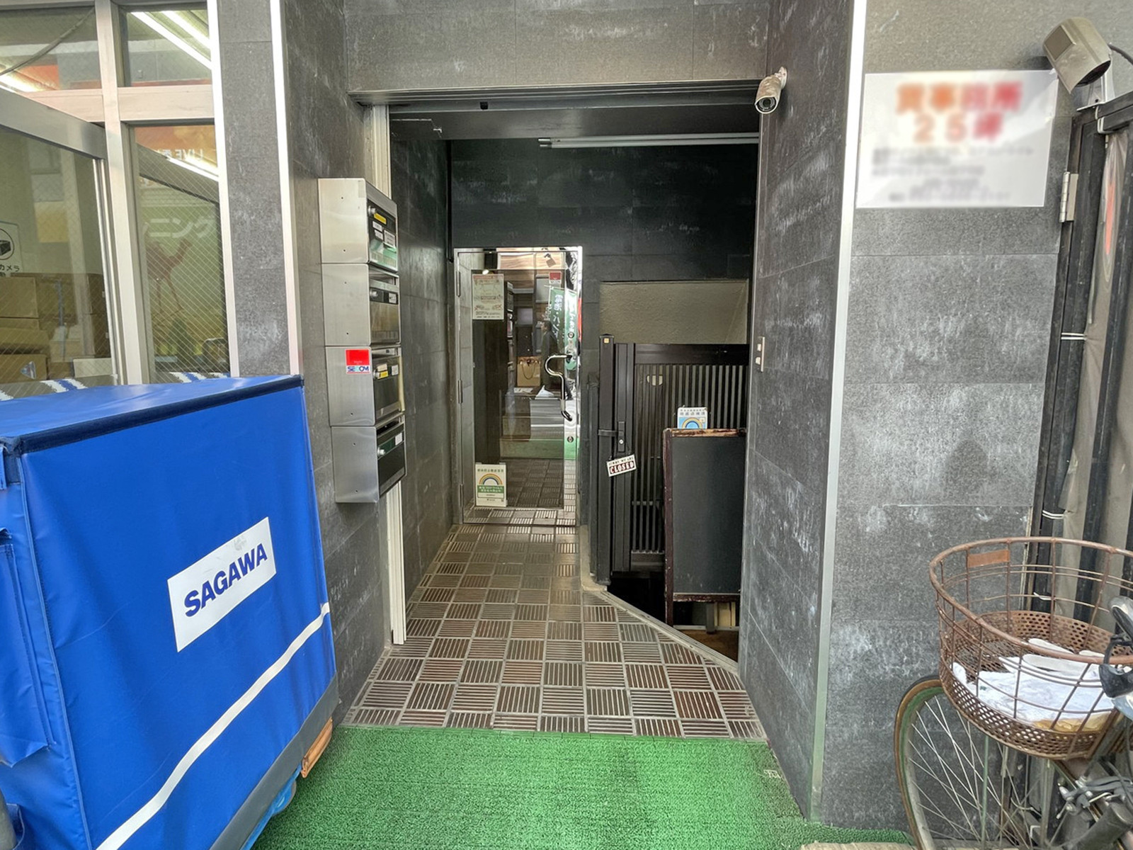 オフィスビル出入口