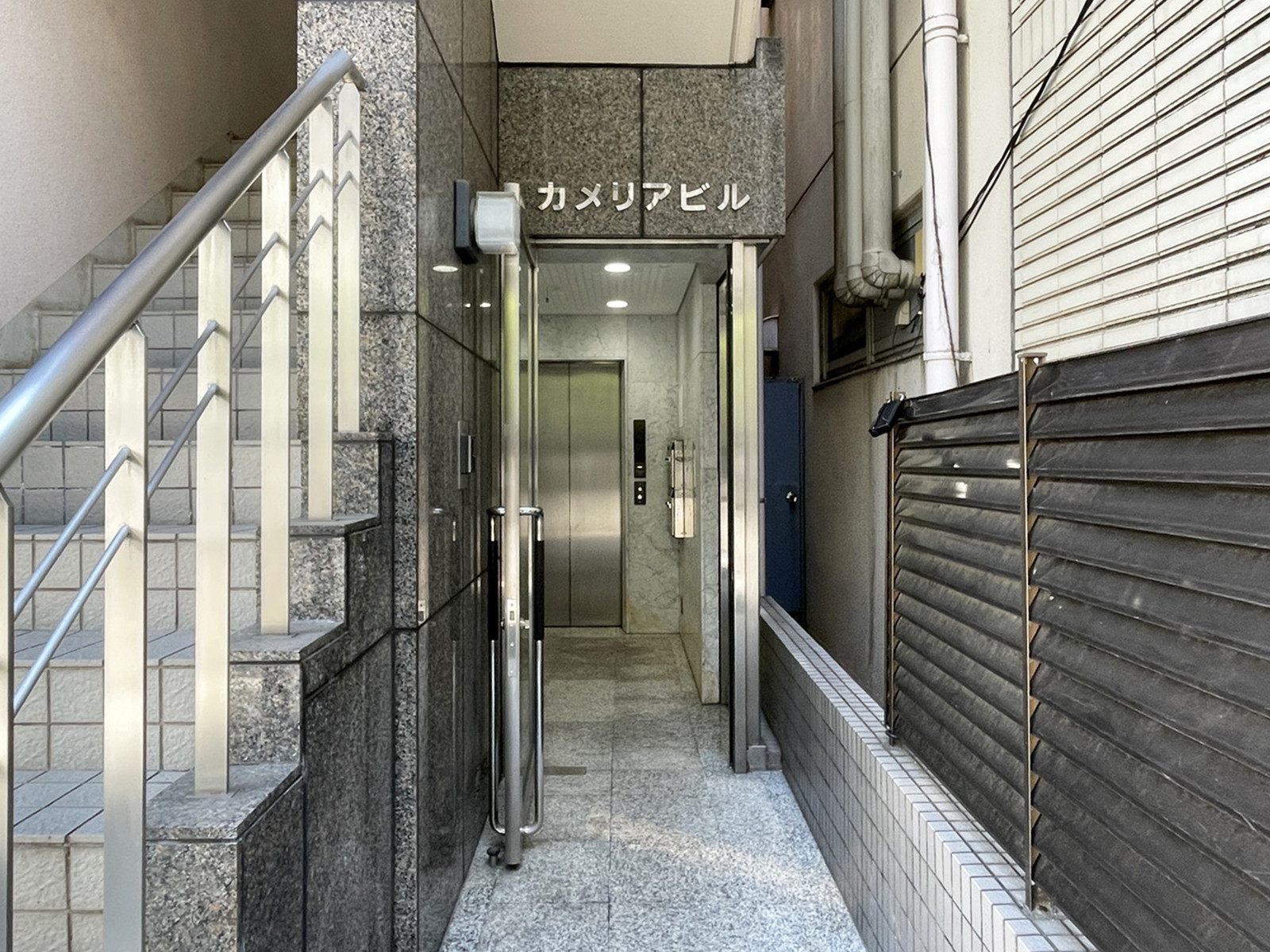 オフィスビル出入口