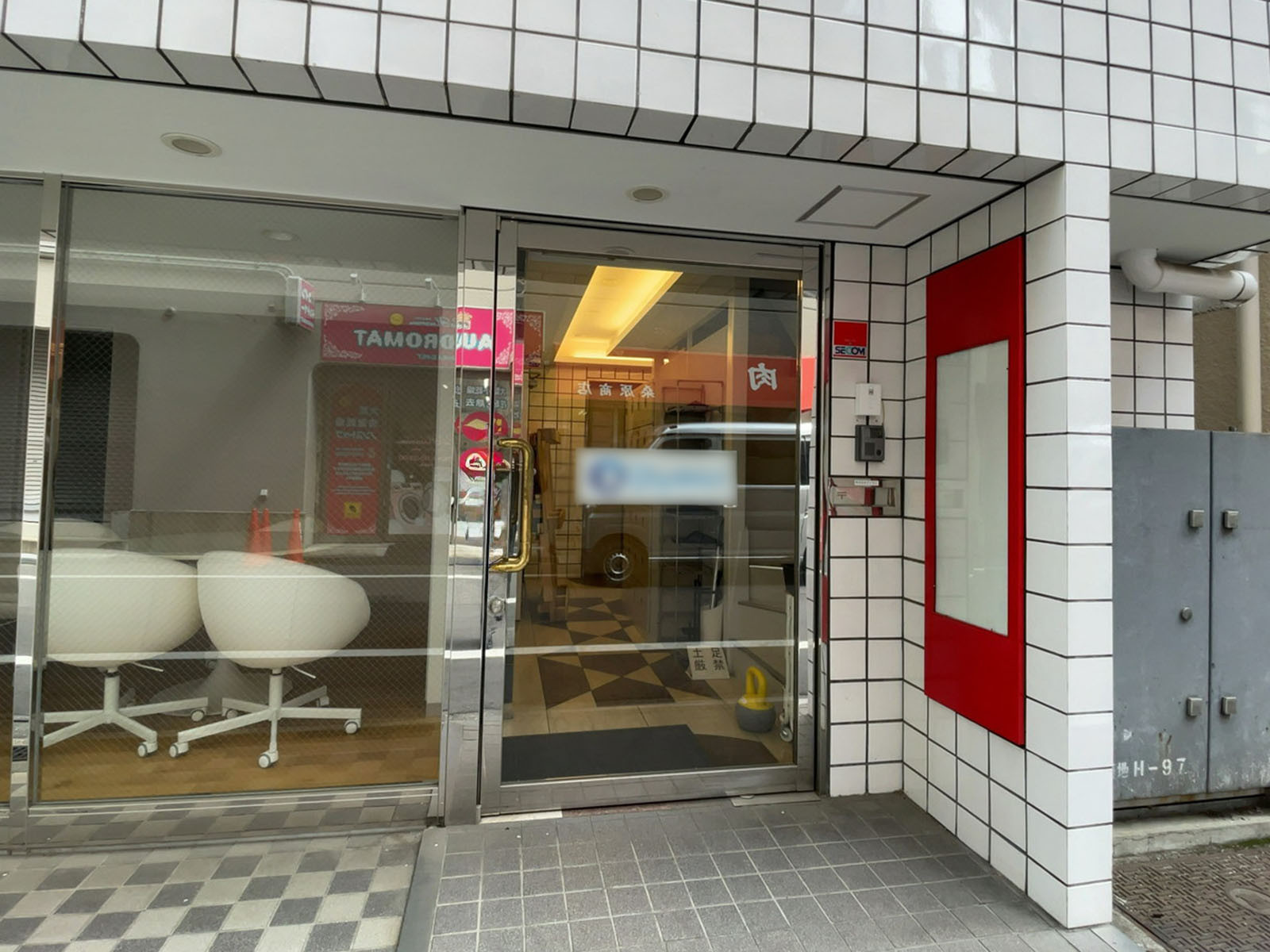 オフィスビル出入口
