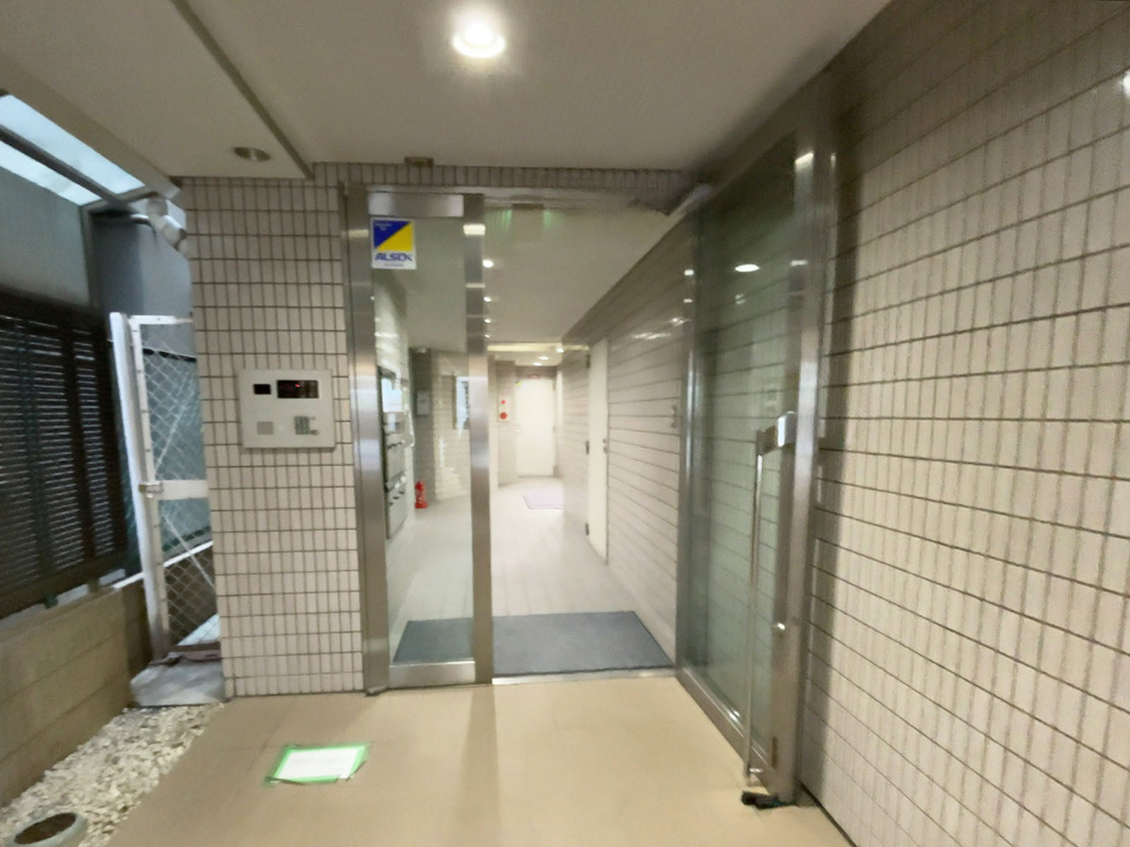 オフィスビル出入口