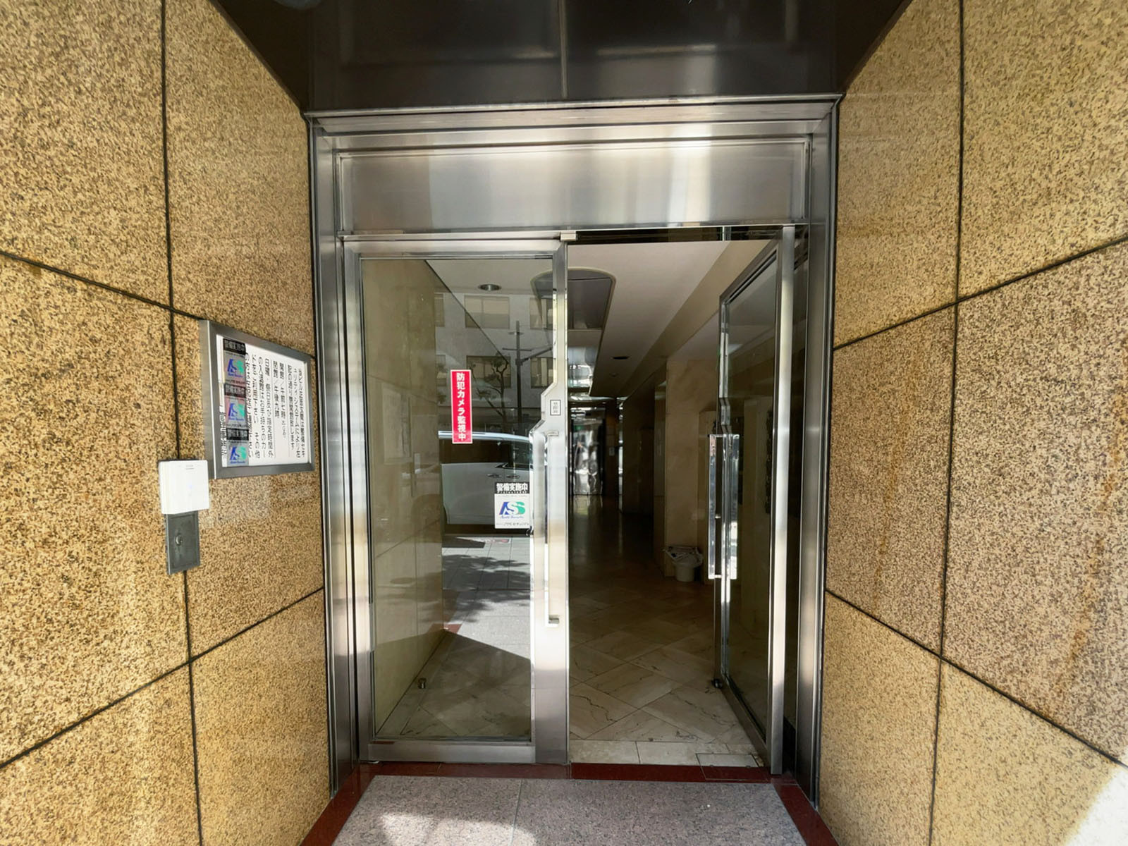 オフィスビル出入口