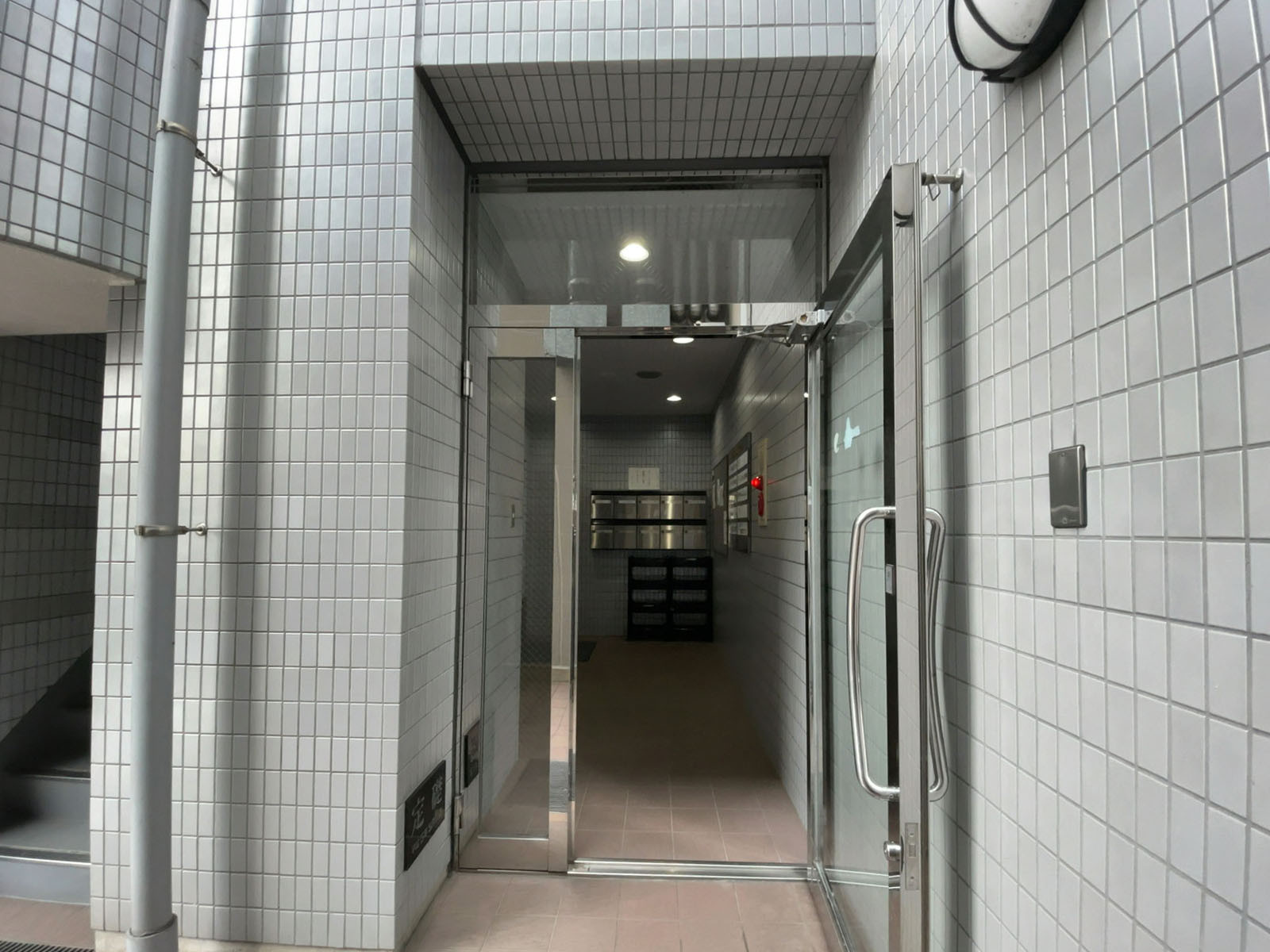 オフィスビル出入口