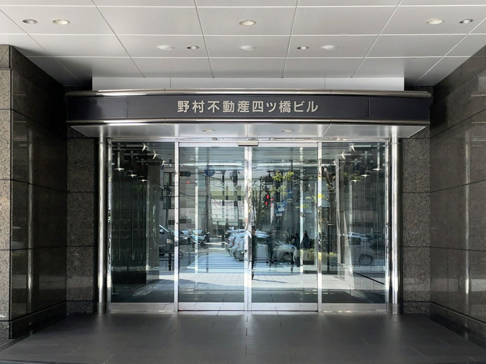 オフィスビル出入口