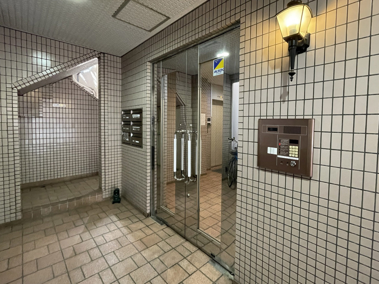 オフィスビル出入口