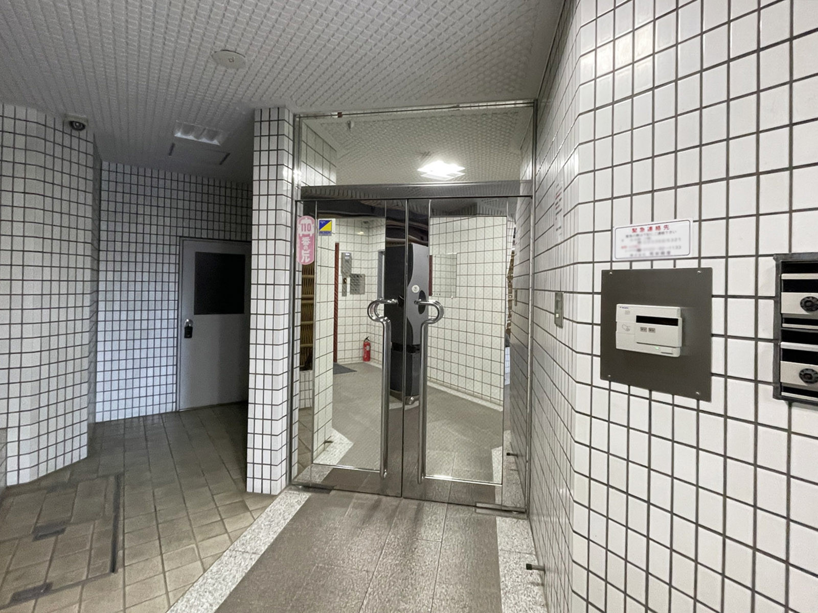 オフィスビル出入口