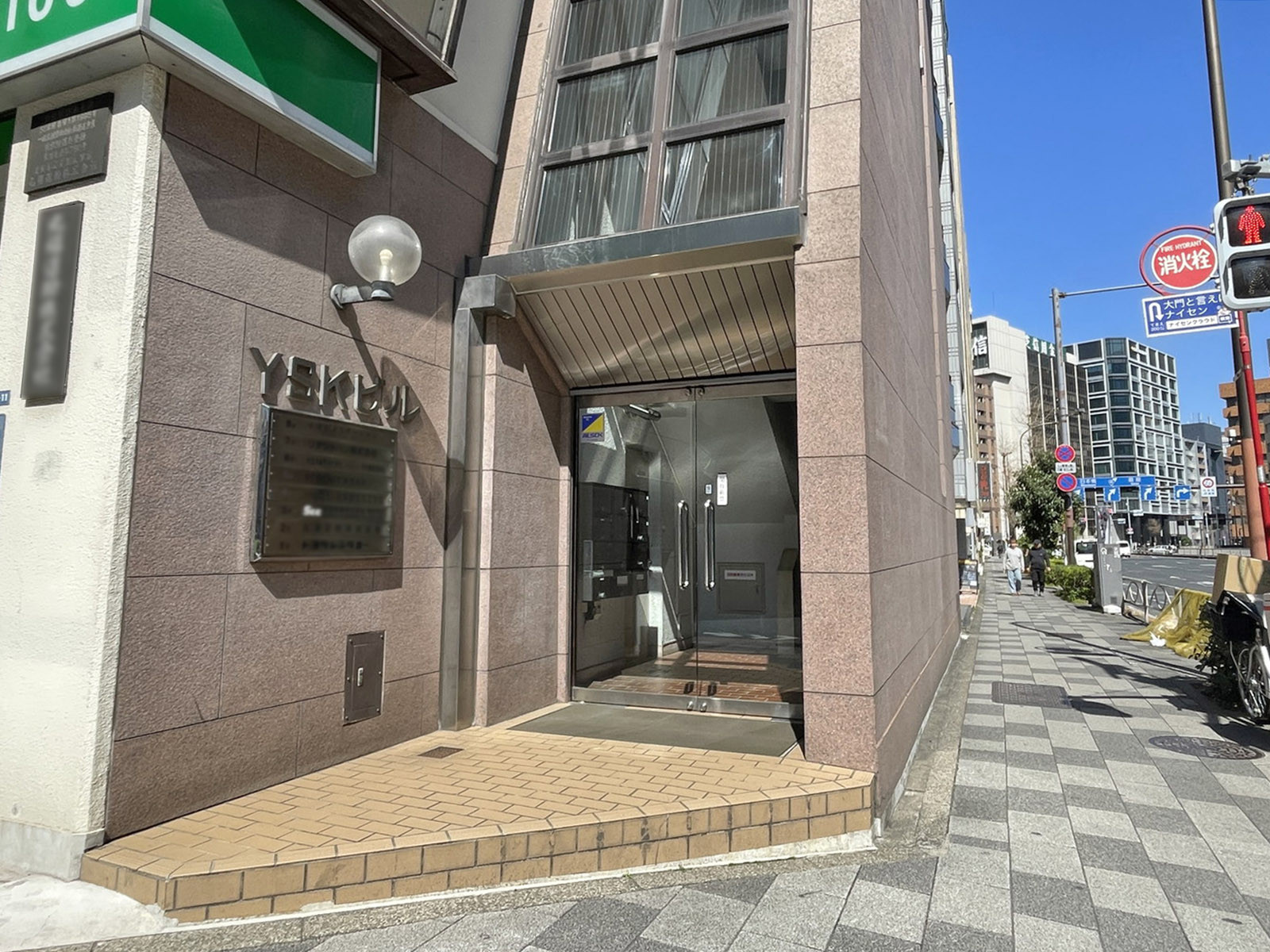 オフィスビル出入口