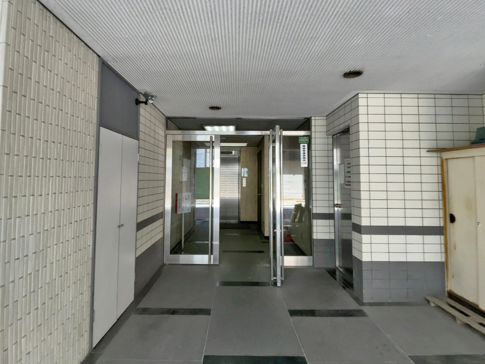 オフィスビル出入口
