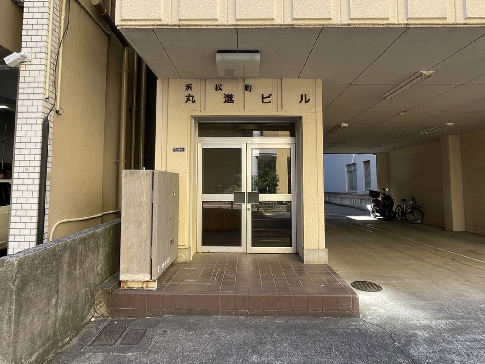 オフィスビル出入口