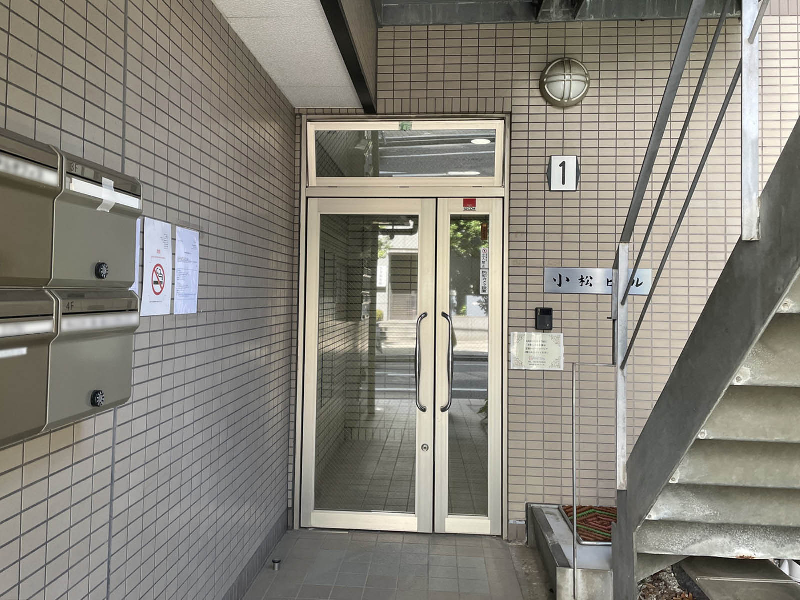 オフィスビル出入口