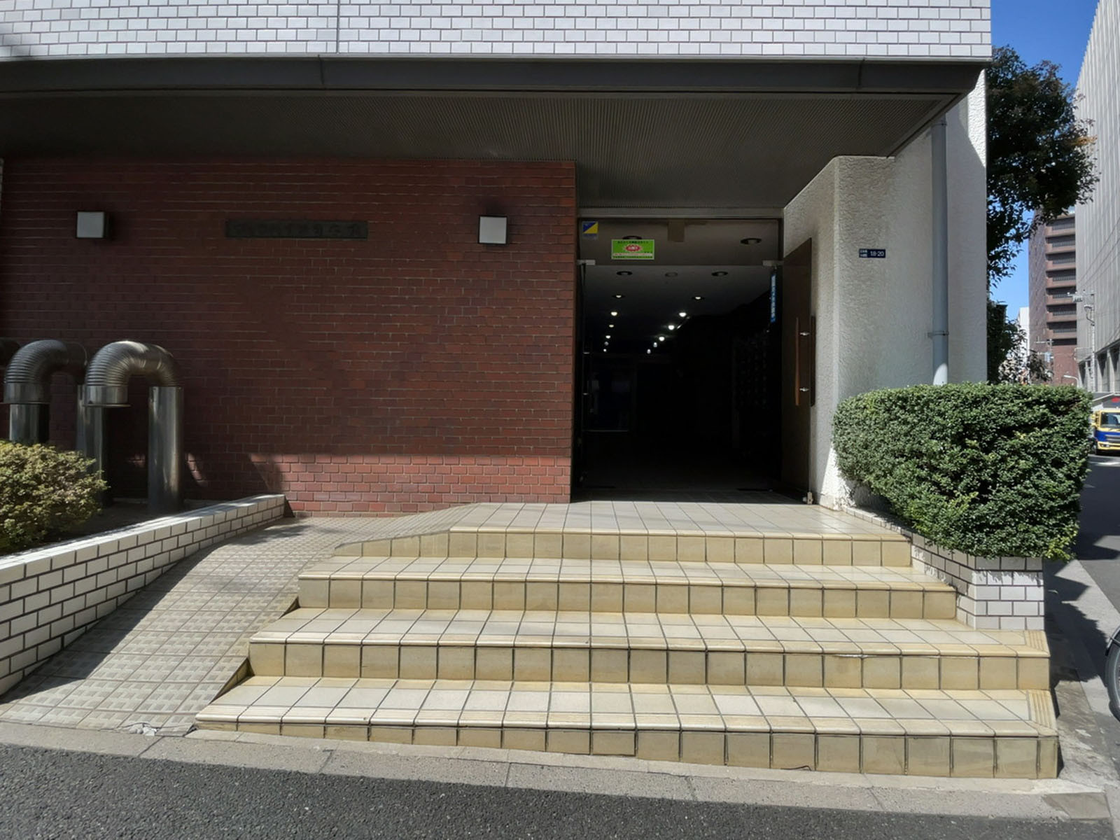 出入り口前の階段