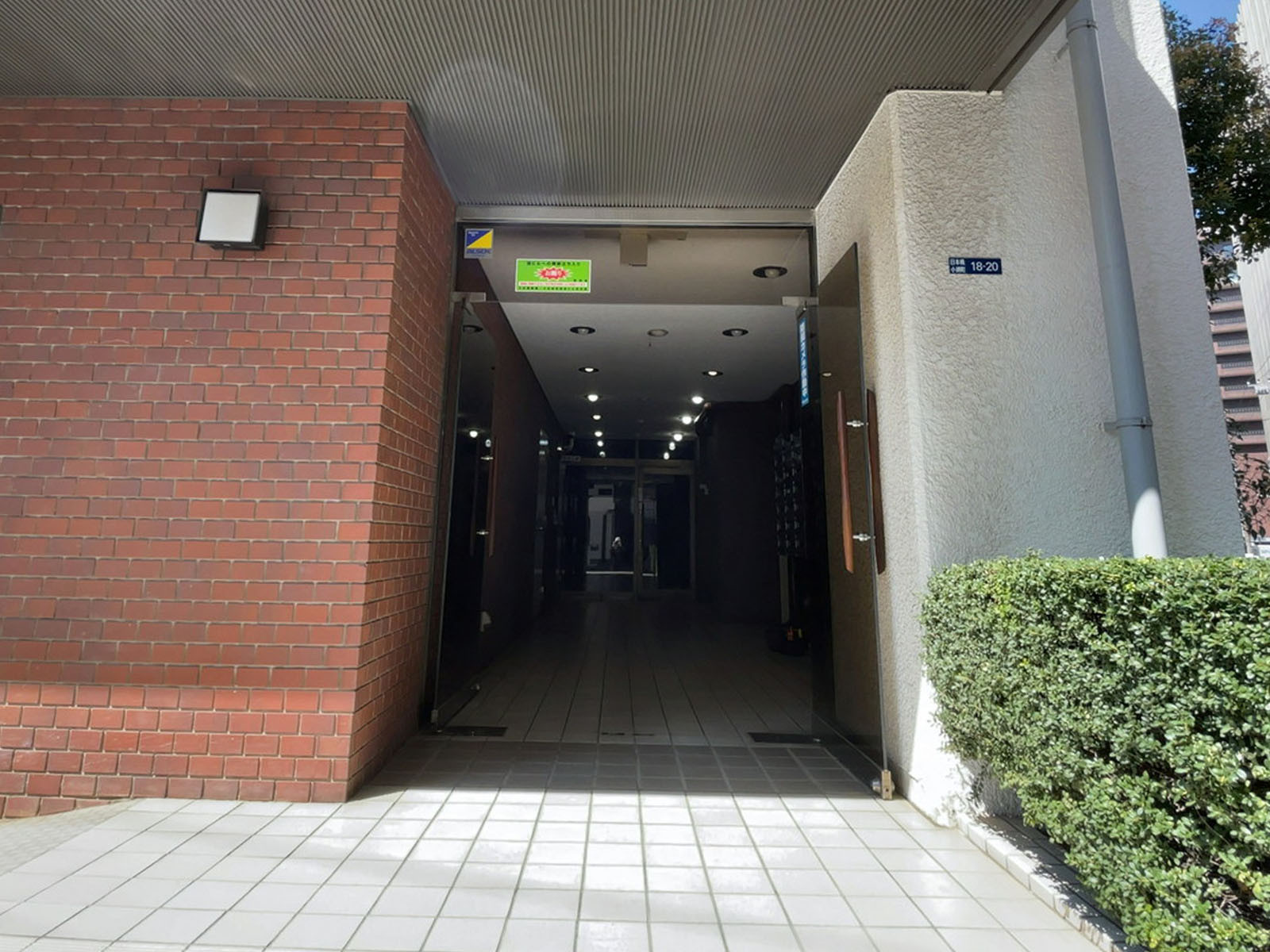 オフィスビル出入口